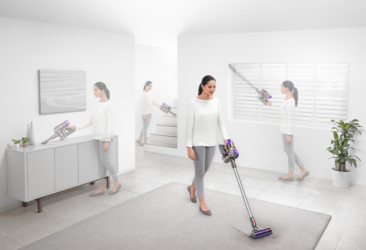 Απεικονίζεται μια γυναίκα να σκουπίζει σε διάφορα σημεία του σπιτιού.